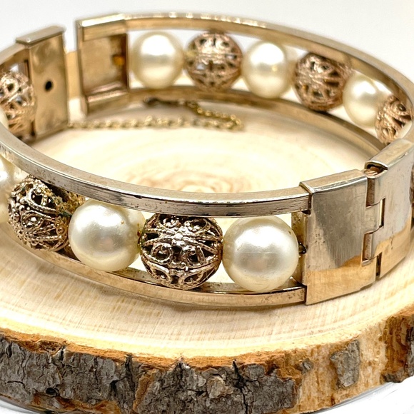 Vintage Unsigned Gold Tone Filigree Faux Pearl Bead Hinged Bangle Bracelet - Picture 2 of 12